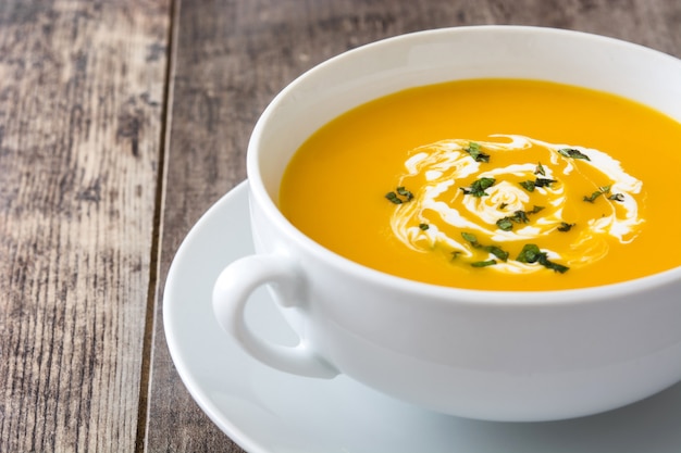 Close up de soupe à la citrouille dans un bol blanc