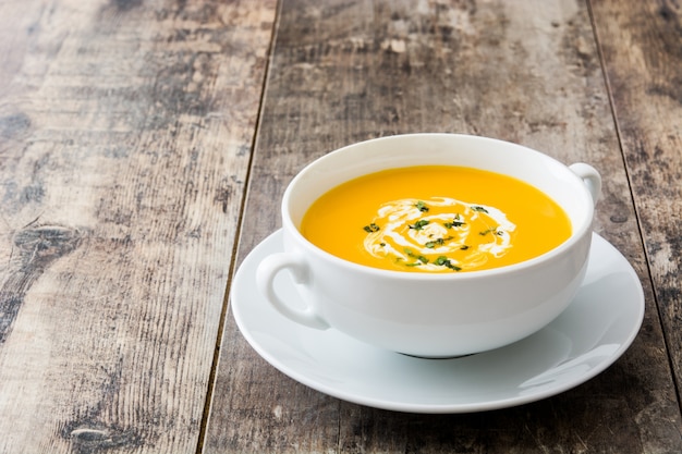 Close up de soupe à la citrouille dans un bol blanc