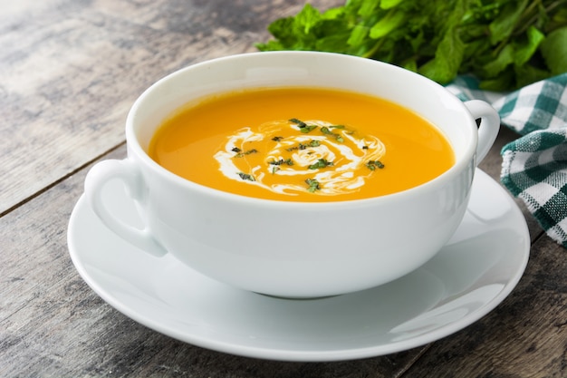 Close up de soupe à la citrouille dans un bol blanc