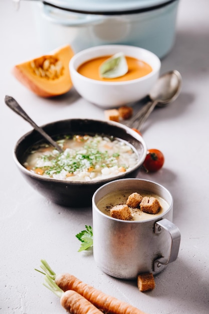 Close-up de la soupe dans une tasse sur la table