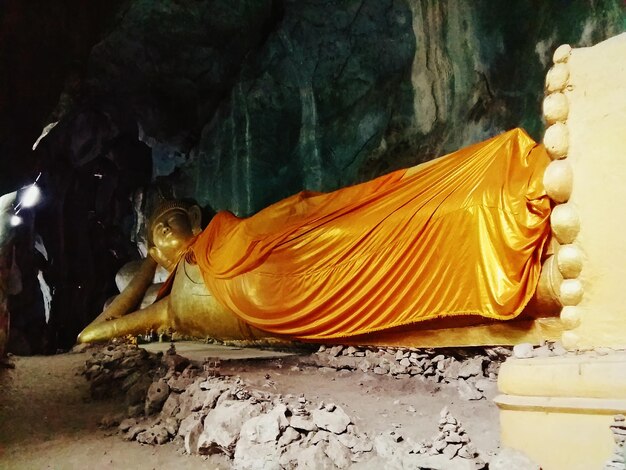 Photo close-up de la statue jaune sur la roche dans la grotte