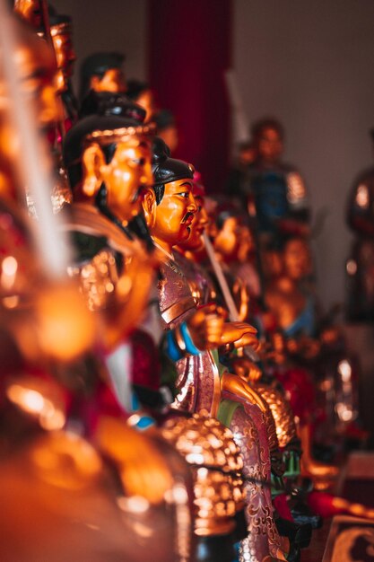 Photo close-up de statues multicolores dans une pièce