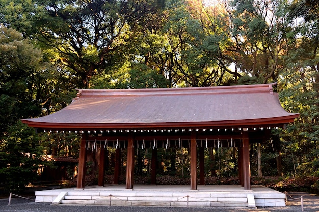 Photo close-up d'une structure en bois à l'intérieur du sanctuaire shintoïste de meiji jingu à tokyo