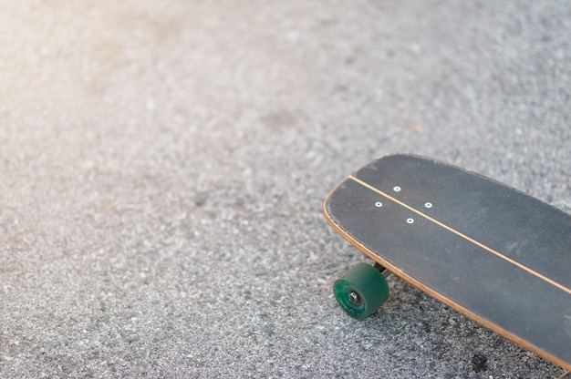 Close Up surf skate ou skateboard sur un skate park sports extrêmes.