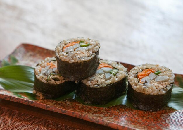 Photo close-up de sushi dans une assiette sur table