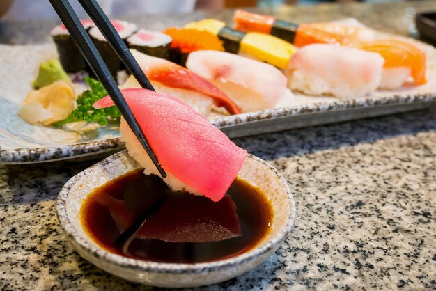 Close up sushi sashimi sertie de baguettes et de sauce soja