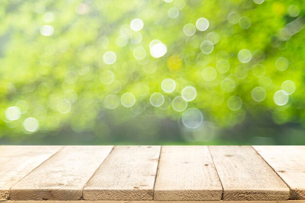 Close-up d'une table en bois contre les arbres