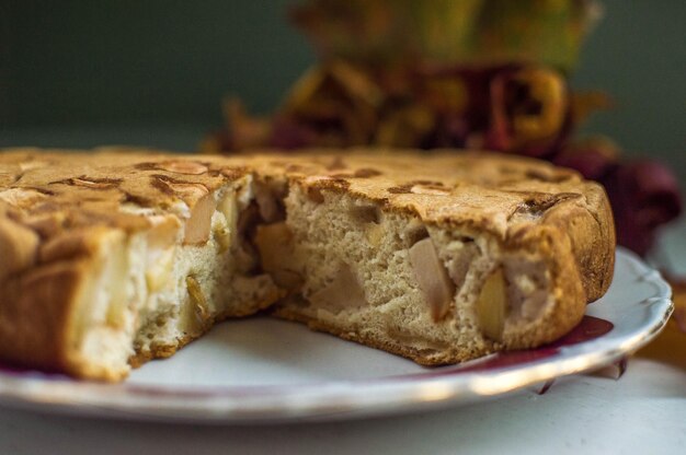 Photo close-up d'une tarte sucrée dans une assiette sur la table