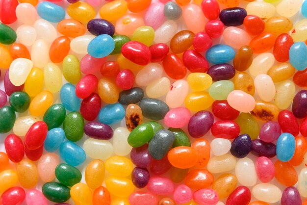 Close up de tas de bonbons très colorés