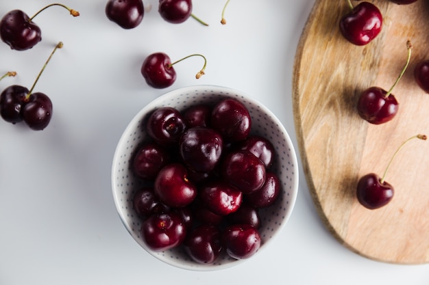 Close up de tas de cerises dans un bol