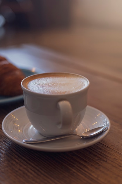 Close-up tasse blanche de cappuccino