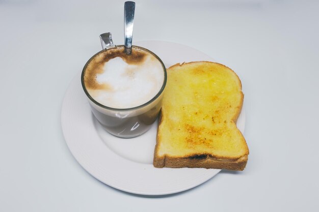 Close-up d'une tasse de café sur un fond blanc