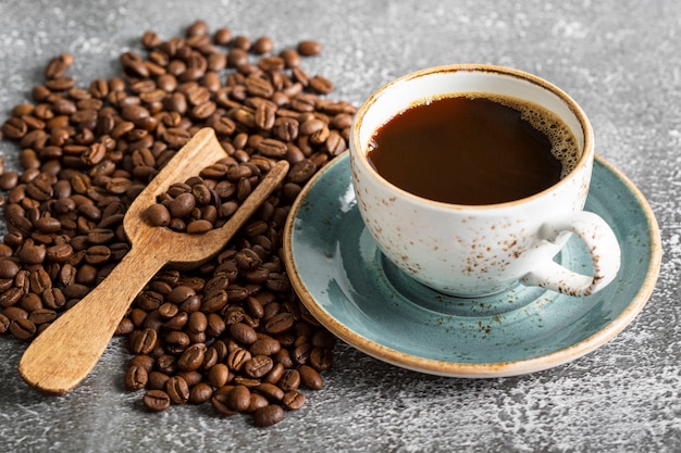 Photo close-up tasse de café frais sur la table