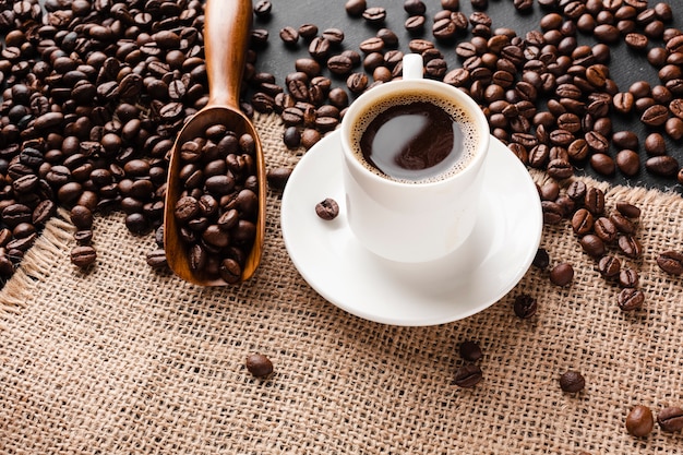 Photo close-up tasse de café avec des haricots