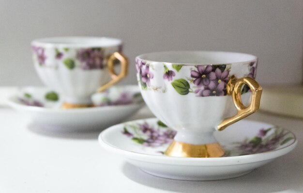 Photo close-up de la tasse de café et de la soucoupe sur la table