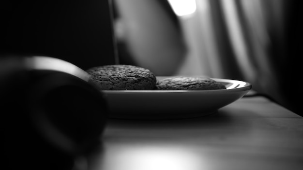 Photo close-up d'une tasse de café sur la table à la maison