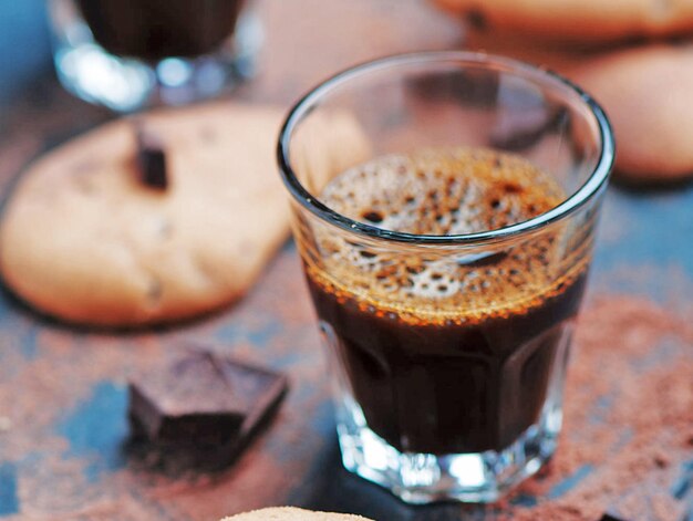 Photo close-up de la tasse de café sur la table