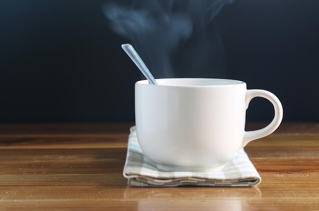 Photo close-up de la tasse de café sur la table