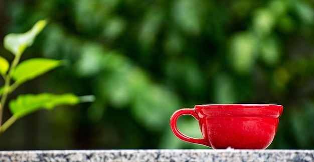 Photo close-up de la tasse de café sur la table