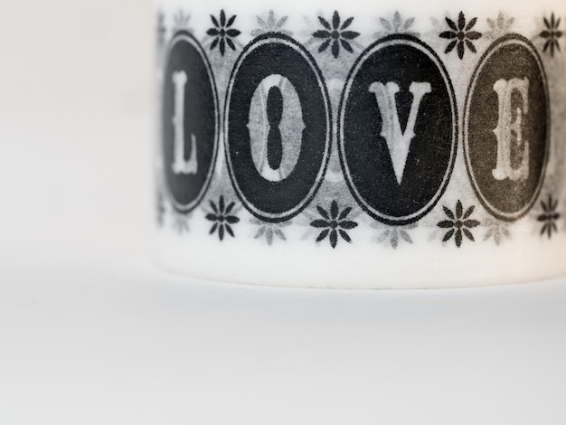 Close-up d'une tasse avec un texte d'amour sur fond blanc