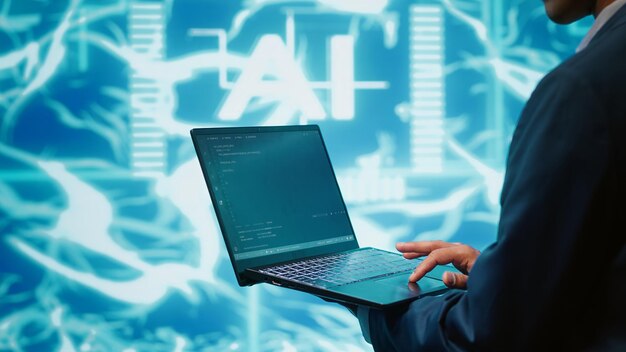 Close-up d'un technicien écrivant du code pour le développement d'applications d'IA