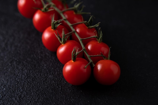 Close up tomates cerises sur fond sombre