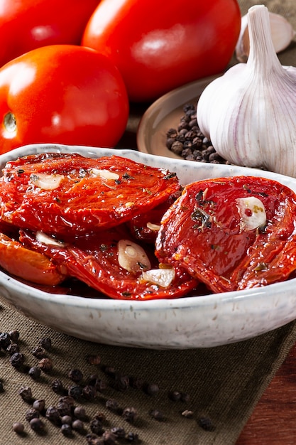 Close up de tomates séchées dans un bol