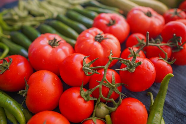 Photo close-up de tomates à vendre sur le marché