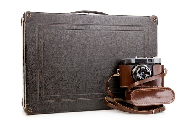 Close-up d'une valise et d'une caméra vintage sur fond blanc
