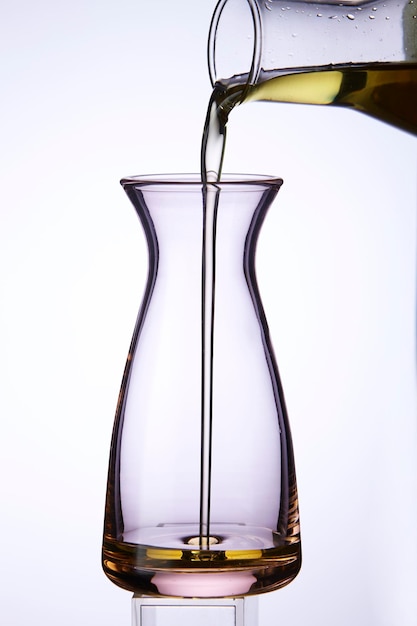 Close-up d'un vase en verre sur un fond blanc