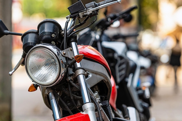 Photo close-up d'un vélo garé dans la rue