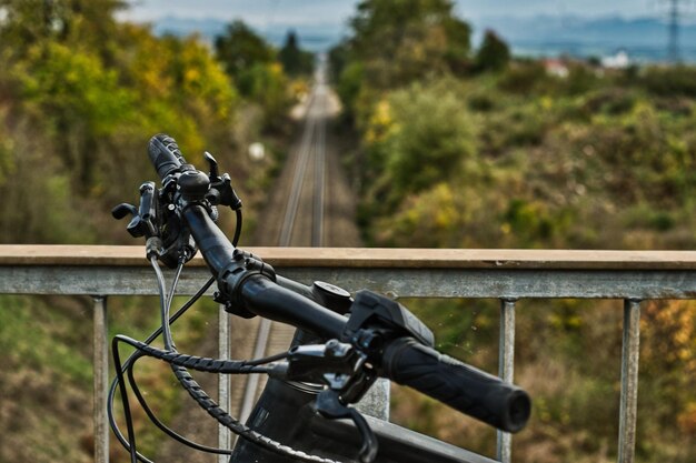 Photo close-up d'un vélo garé par une balustrade