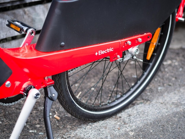 Photo close-up d'un vélo garé sur la route