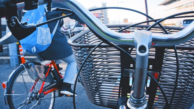 Photo close-up d'un vélo sur la route en ville