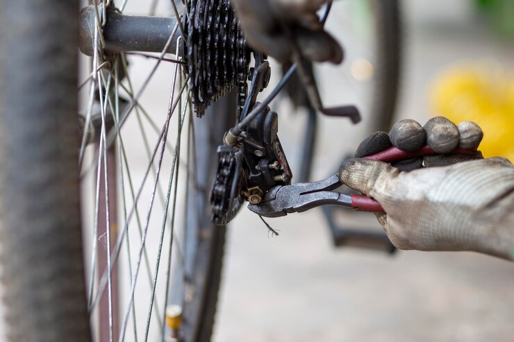 Photo close-up d'un vélo tenu à la main