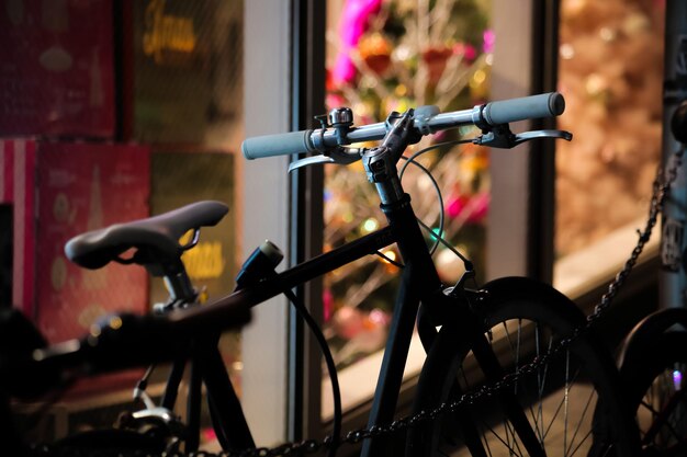 Photo close-up d'un vélo en ville