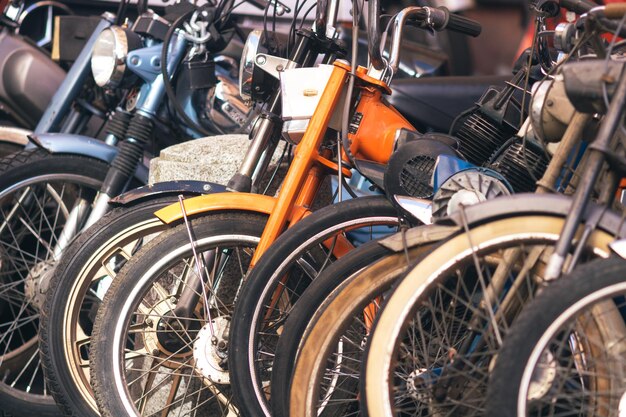 Close-up de vélos stationnés dans la rue
