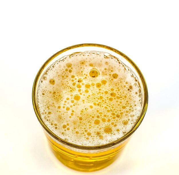 Photo close-up d'un verre de bière sur un fond blanc