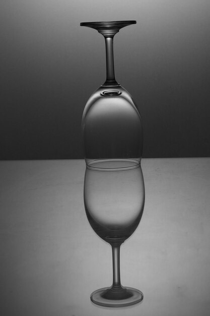 Photo close-up d'un verre de vin sur un fond blanc