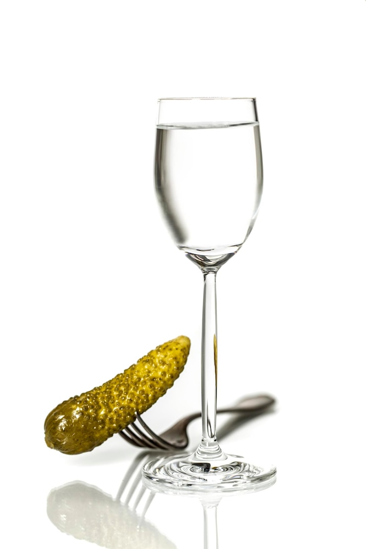 Photo close-up d'un verre de vin sur un fond blanc