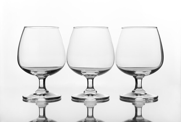 Photo close-up d'un verre de vin sur un fond blanc