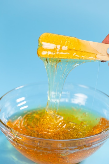 Photo close-up d'un verre de vin jaune sur la table