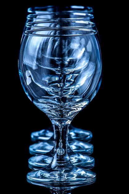 Photo close-up de verres de vin sur un fond noir