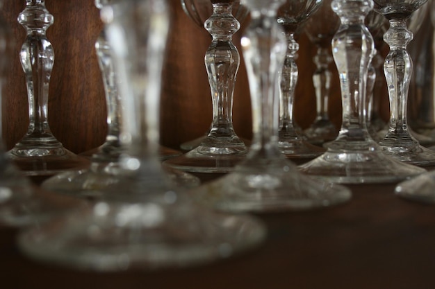 Photo close-up de verres à vin sur la table
