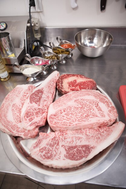 Close Up Vertical De Steaks De Boeuf Marbrés Crus Frais Sur Une Assiette