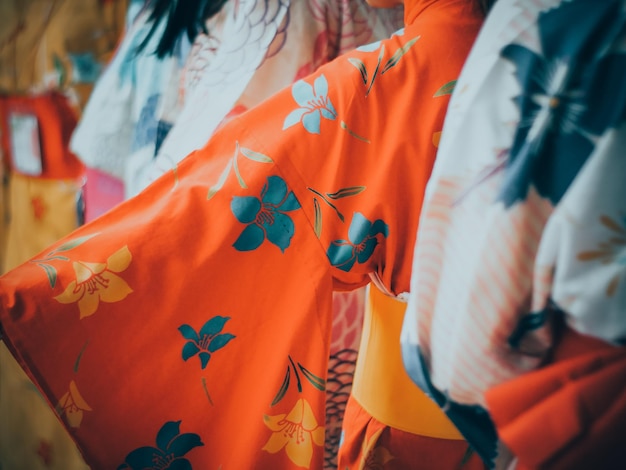 Photo close-up de vêtements accrochés à une corde à linge