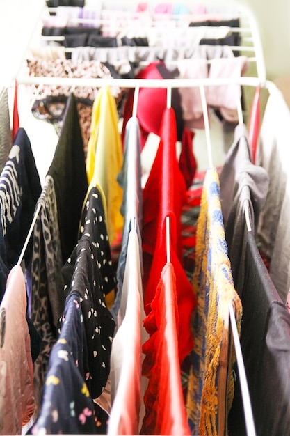 Photo close-up de vêtements accrochés dans un magasin à vendre
