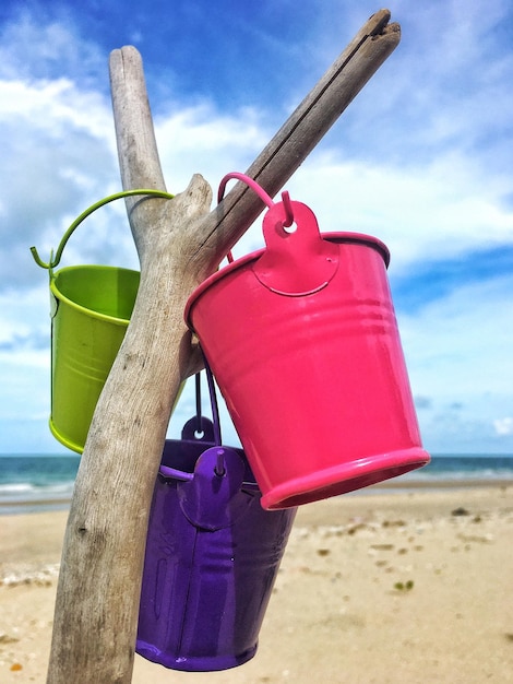 Close-up de vêtements accrochés sur la plage contre le ciel