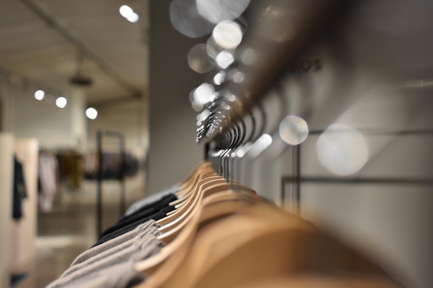 Close-up de vêtements accrochés à des porte-vêtements dans un magasin