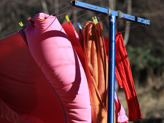 Photo close-up de vêtements multicolores accrochés à l'extérieur